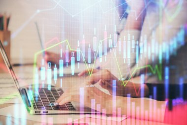 Bilgisayarda ve finansal grafik hologramında yazı yazan kadın ellerine çok maruz kalmış. Borsa analizi kavramı.