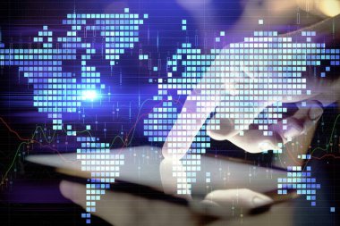 Erkeklerin el ele tutuşup telefon kullanırken ve uluslararası iş teması çizerken çift pozlama.