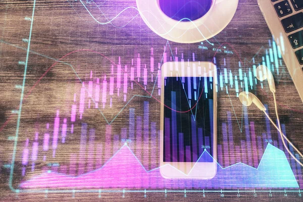 Doble exposición del holograma gráfico de divisas sobre el escritorio con el teléfono. Vista superior. Concepto de plataforma de comercio móvil. —  Fotos de Stock