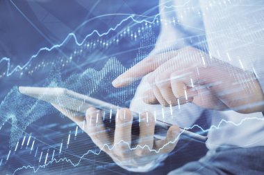 Erkeklerin el ele tutuşup dijital bir cihaz ve ön grafik çizimi kullanırken çift pozlama. Finansal piyasa kavramı.