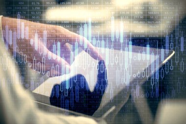 Bir adamın el ele tutuşup, telefon ve finansal çizim kullanırken birden fazla pozlama. Pazar analizi kavramı.