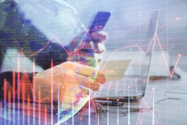 Bir adamın elini tutarken ve bir telefon ve finansal grafik çizimi kullanırken çift pozlama. Analiz kavramı.