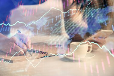 Ön x grafik çizimine çift pozlama hologram ve cep telefonu kullanan bir kadın. Borsa konsepti.