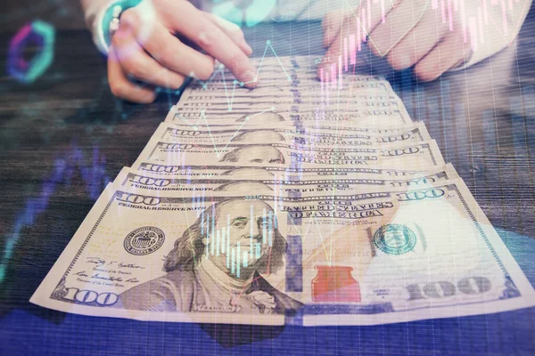 Multi exponering av forex diagram rita hologram och USA dollar räkningar och manshänder. Koncept för teknisk analys. — Stockfoto