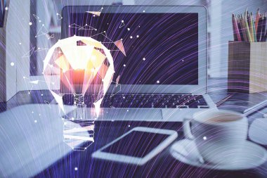 Bilgisayar ofisinde ampul simgesi hologramıyla birlikte. Çifte maruziyet. Fikir kavramı.