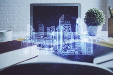 Ofisteki masaüstü bilgisayar geçmişi ve büyük kasaba binaları hologram çizimi. Çifte maruziyet. Akıllı şehir konsepti.