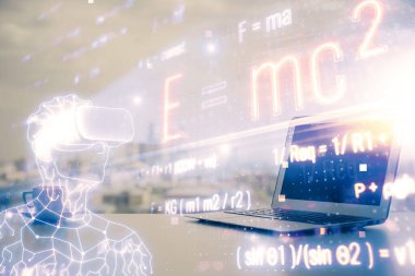 Masaüstü bilgisayar arkaplanı ve formül hologram yazımı. Çifte maruziyet. Eğitim kavramı.