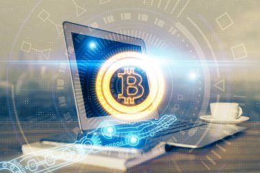 Blockchain temalı holograma ve bilgisayar arkaplanlı masaya çoklu maruz kalma. Bitcoin şifreleme para birimi kavramı.