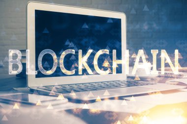 Blockchain temalı holograma ve bilgisayar arkaplanlı masaya çoklu maruz kalma. Bitcoin şifreleme para birimi kavramı.