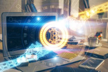 Blockchain temalı holograma ve bilgisayar arkaplanlı masaya çoklu maruz kalma. Bitcoin şifreleme para birimi kavramı.