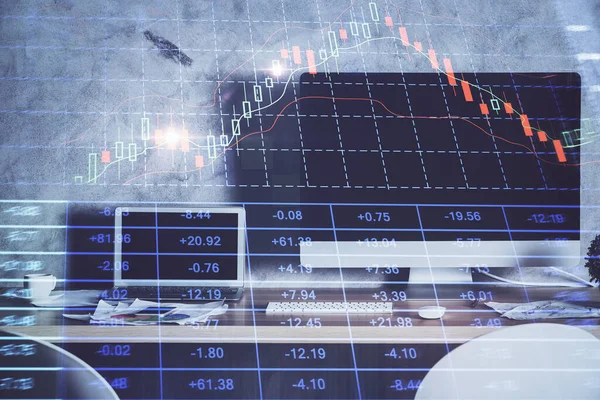 Οικονομικό γράφημα πολύχρωμο σχέδιο και πίνακα με υπολογιστή στο παρασκήνιο. Διπλή έκθεση. Έννοια των διεθνών αγορών. — Φωτογραφία Αρχείου