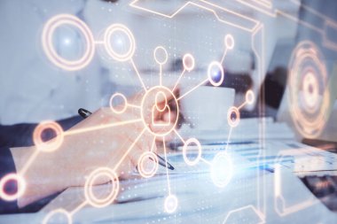 Arka planda notlarla çalışan adamlar. Sosyal ağ şeması. Karışık ortam