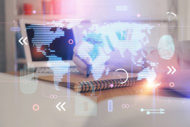 Dünya haritası hologramı ve veri tema simgeleriyle notlar alan ellerin çifte pozlanması. Uluslararası ağ verilerinin kavramı.