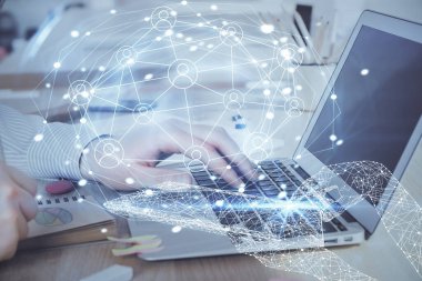 Sosyal ağ temalı hologramda iş adamı arka planda bilgisayar üzerinde çalışıyor. Dünya çapında ağ kavramı. Çoklu pozlama.