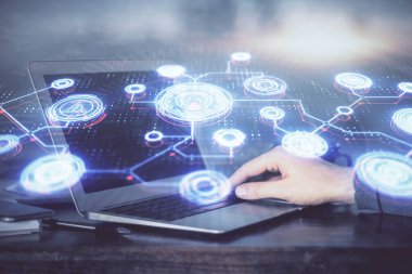 Sosyal ağ temalı hologramda iş adamı arka planda bilgisayar üzerinde çalışıyor. Dünya çapında ağ kavramı. Çoklu pozlama.