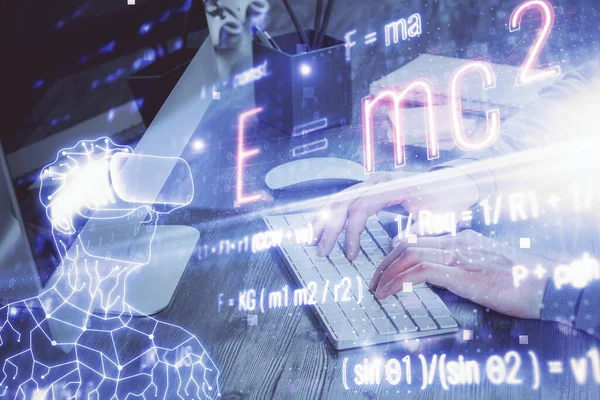 Επιστημονική φόρμουλα ολόγραμμα με τον άνθρωπο που εργάζεται στον υπολογιστή στο παρασκήνιο. Εκπαιδευτική ιδέα. Διπλή έκθεση. — Φωτογραφία Αρχείου