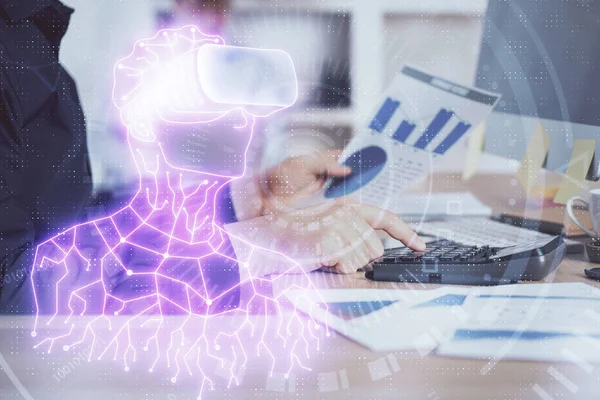 Hologramme AR avec l'homme travaillant sur ordinateur en arrière-plan. Concept de réalité augmentée. Double exposition. — Photo