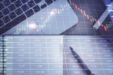 Borsa grafiği ve masa arkasındaki en üst görünüm bilgisayarı. Çoklu maruz kalma. Finansal eğitim kavramı.
