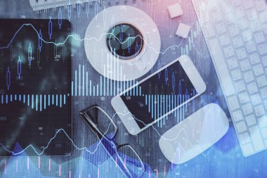 Forx grafik hologramının telefonlu masaüstü üzerinde çoklu pozlandırılması. Üst Manzara. Mobil ticaret platformu kavramı.