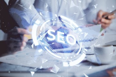 SEO 'nun arka planda not alan insanları iki kez çekmesi. Arama optimizasyonu kavramı