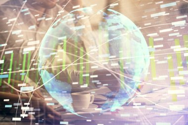 Kadın ve erkeğin birlikte çalışması ve finansal temalı hologram. Uluslararası iş kavramı. Bilgisayar arkaplanı.