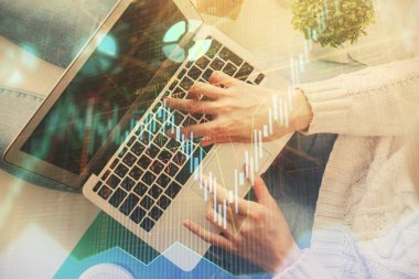 Bilgisayar ve ön x çizim hologramı üzerinde çalışan kadın elleri çift pozlama. Üst Manzara. Mali analiz kavramı.