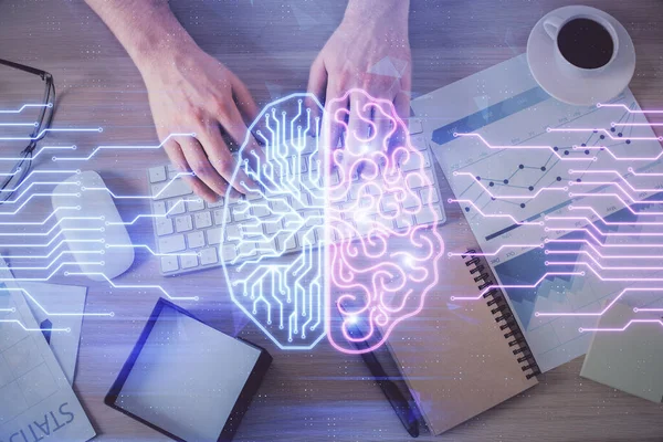 Dubbele blootstelling van mannen handen typen over computer toetsenbord en hersenen hologram tekening. Bovenaanzicht. Ai en datatechnologie concept. — Stockfoto