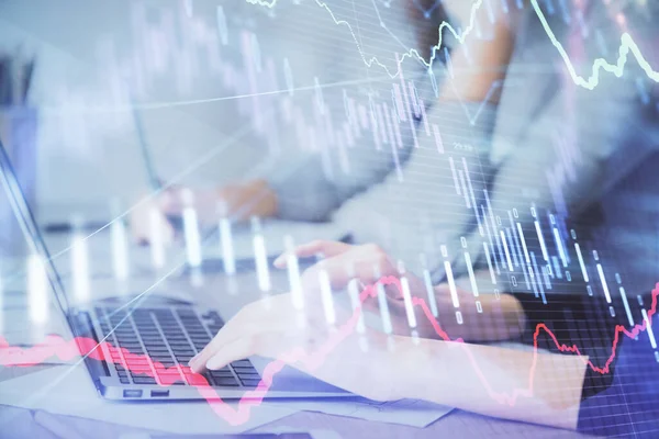 Multi exposición de las manos de la mujer escribiendo en el dibujo del holograma de la computadora y de la carta financiera. Concepto de análisis bursátil. — Foto de Stock