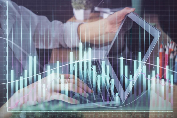 Doble exposición de las manos de la mujer escribiendo en la computadora y el dibujo del holograma gráfico de divisas. Concepto de inversión bursátil. —  Fotos de Stock