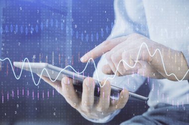 Erkeklerin el ele tutuşup dijital bir cihaz ve ön grafik çizimi kullanırken çift pozlama. Finansal piyasa kavramı.