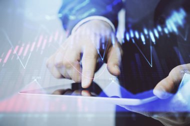 Bir adamın el ele tutuşup, telefon ve finansal çizim kullanırken birden fazla pozlama. Pazar analizi kavramı.