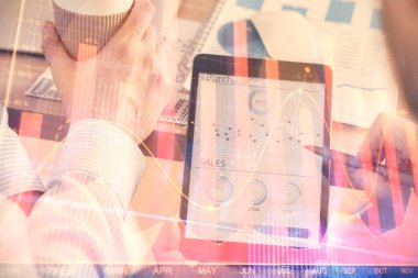 Bir adamın elini tutarken ve bir telefon ve finansal çizim kullanırken çift pozlama. Pazar analizi kavramı.