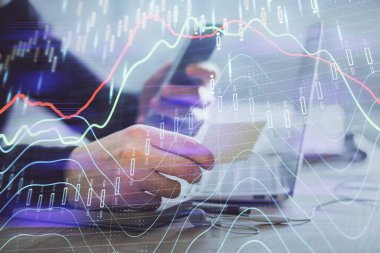 Bir adamın elini tutarken ve bir telefon ve finansal grafik çizimi kullanırken çift pozlama. Analiz kavramı.