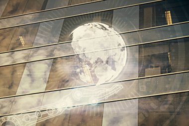 Şehir görünümünde harita ve veri temalı hologram ile gökdelenler arka planda çift pozlama. İş kavramında uluslararası teknoloji.