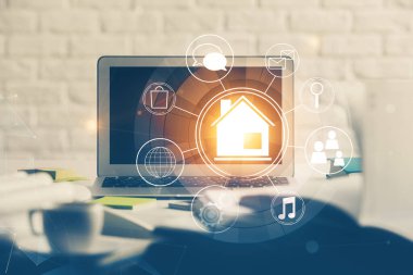 Ofisteki masaüstü bilgisayar geçmişi ve büyük kasaba binaları hologram çizimi. Çifte maruziyet. Akıllı şehir konsepti.