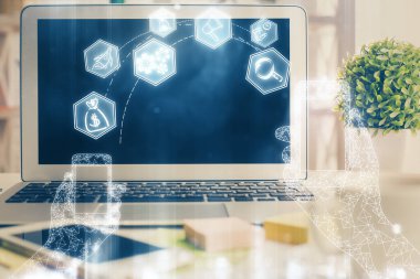 Bilgisayar, teknoloji temalı hologramla birlikte ofiste. Çifte maruziyet. Teknoloji kavramı.