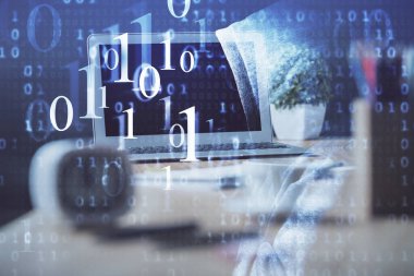 Masaüstü bilgisayarı ve teknoloji temalı holograma çift pozlama. Yazılım geliştirme kavramı.