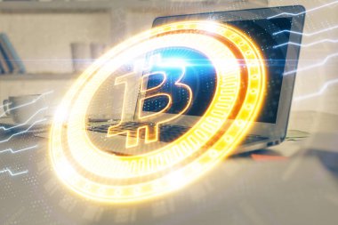 Blockchain temalı holograma ve bilgisayar arkaplanlı masaya çoklu maruz kalma. Bitcoin şifreleme para birimi kavramı.