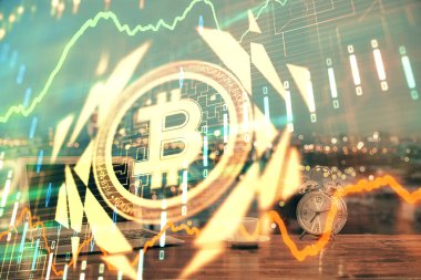 Blockchain temalı holograma ve bilgisayar arkaplanlı masaya çoklu maruz kalma. Bitcoin şifreleme para birimi kavramı.