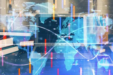 İş teması simgelerinin çoklu pozlandırılması ve bilgisayar geçmişi olan masa. Başarı kavramı.