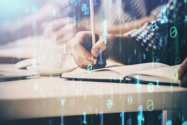 Yazan adam elleri teknoloji simgeleriyle donatır.