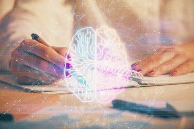 Kadınların arka plana beyin hologramıyla el yazıları yazarken çift pozlama. Beyin fırtınası kavramı.