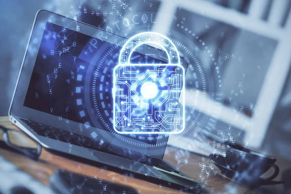 Doppelbelichtung des Desktops mit Computer- und Lock-Symbol-Hologramm. Konzept der Datensicherheit. — Stockfoto