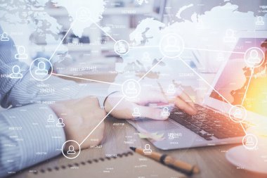 Sosyal ağ temalı hologramda iş adamı arka planda bilgisayar üzerinde çalışıyor. Dünya çapında ağ kavramı. Çoklu pozlama.