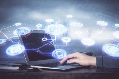 Sosyal ağ temalı hologramda iş adamı arka planda bilgisayar üzerinde çalışıyor. Dünya çapında ağ kavramı. Çoklu pozlama.