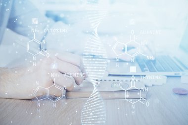 DNA hologramı ve iş adamı arka planda bilgisayar üzerinde çalışıyor. Biyomühendislik kavramı. Çift pozlama.