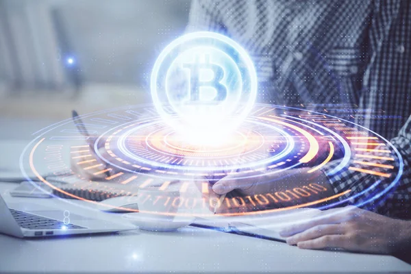 Hologramm zum Blockchain-Thema mit Menschen, die am Computer im Hintergrund arbeiten. Konzept der Kryptokette. Doppelbelastung. — Stockfoto