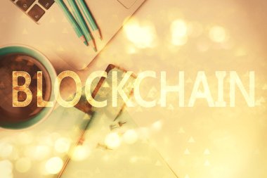 Masaüstü arkaplanındaki bilgisayarın üzerinden engelleme temalı hologram çizimleri. Üst Manzara. Çoklu maruz kalma. Kripto ekonomi kavramı.