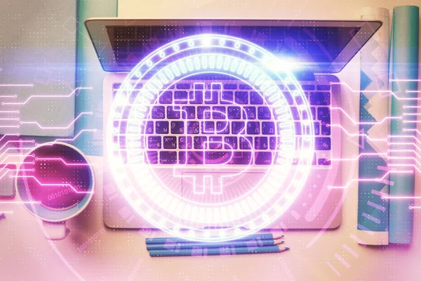 블록체인 테마 홀로그램 그림은 데스크 탑 배경 컴퓨터 위에 있다. 위에서 본 모습. 다양 한 노출. 암호학에 대한 개념. — 스톡 사진