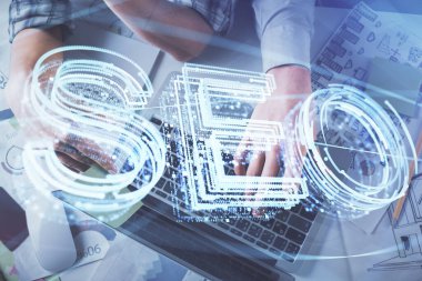 SEO hologram çizimleri ve birlikte çalışan kadın ve erkeğin çifte pozu. Arama motoru konsepti. Bilgisayar arkaplanı. Üst Görünüm.